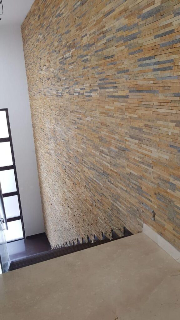 muro con paneles de piedra