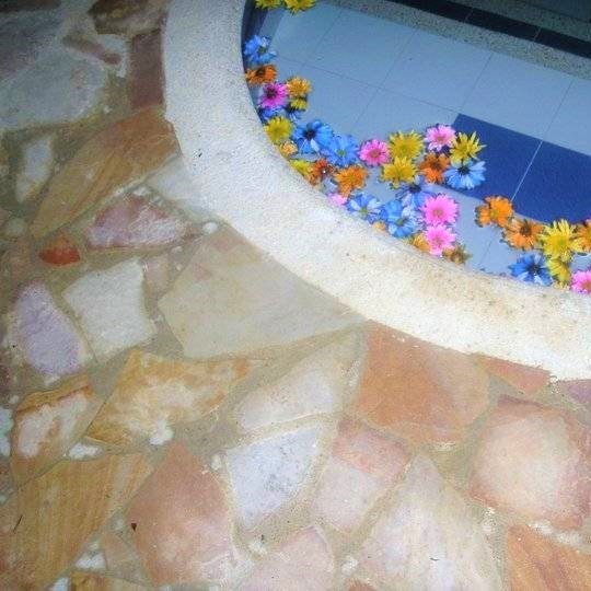 piso en piedra laja piscina