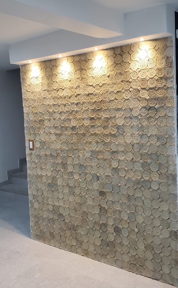 sala interior con pared forrrada con piedra
