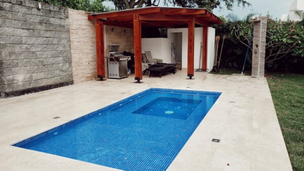 pisos con piedra blanca piscina